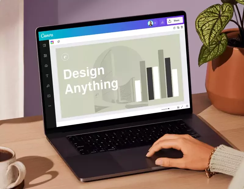 Une personne creant un visuel sur son ordinateur, après avoir consulter un avis sur Canva